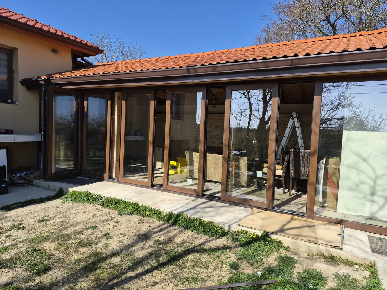 A closer view of the independently positioned panels and side access.